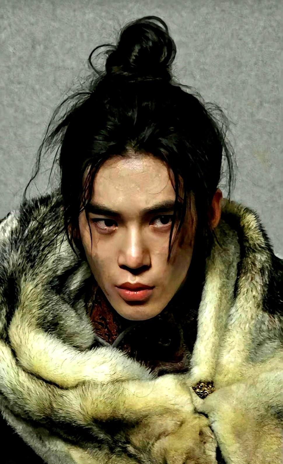 皮肤晒到溃烂脱皮，他扭头撕了春节档两部戏的合约。
片酬？
八位数起步。
但于适把