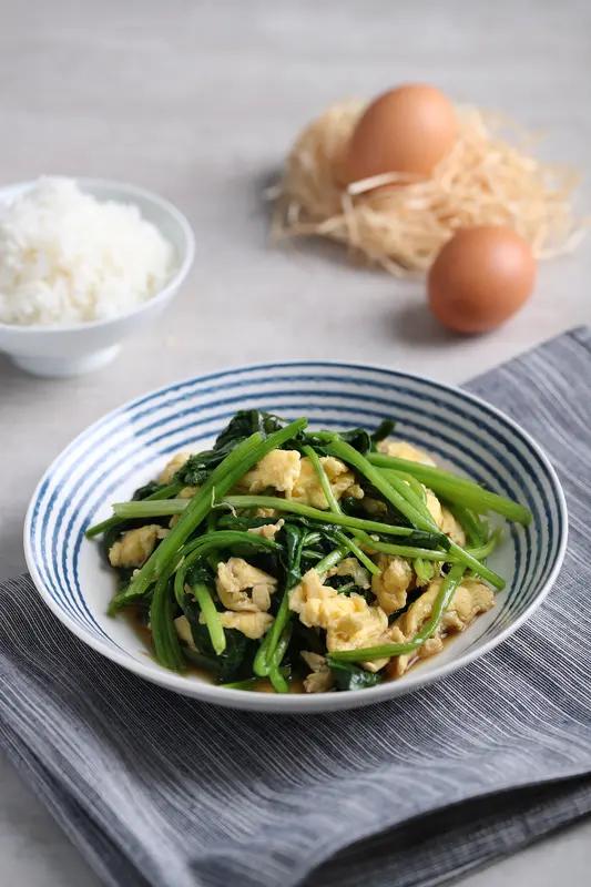 春日时光，美食常伴。惊蛰之际，诸多春日佳肴值得一尝。比如菠菜炒蛋这道菜，做法既简