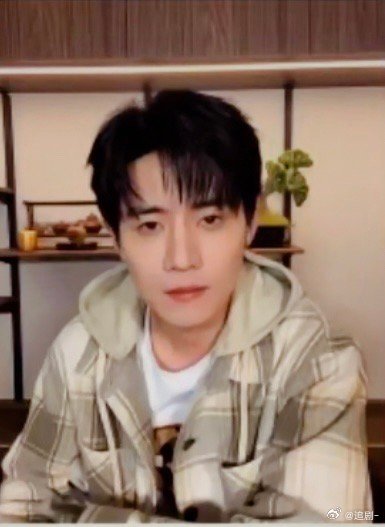 任豪逐玉领嗑员别人连线是宣传，任豪连线是嗑糖！全程不语只是笑，听到关键处眼神拉丝