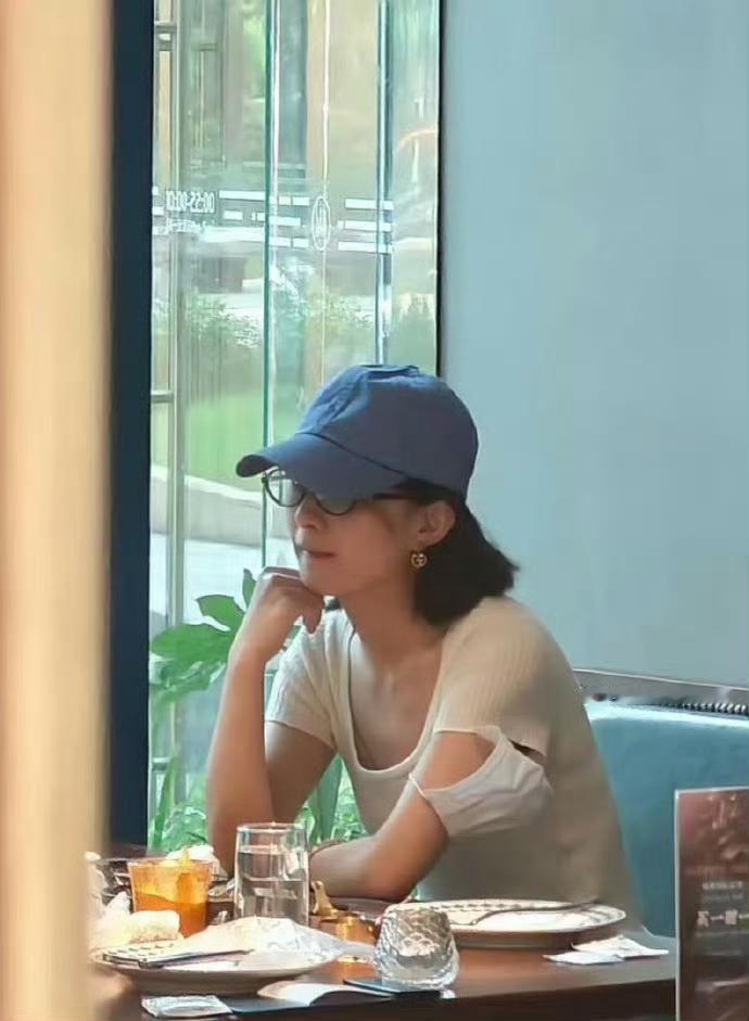 赵丽颖在接连斩获多个奖项之后，并没有选择趁着事业热度乘胜追击。这大半年里，她很少