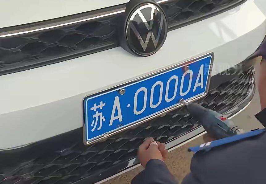 “这就是命啊！”江苏车主沈女士的一句感慨，道出了她与一块特殊车牌的奇妙缘分。在车