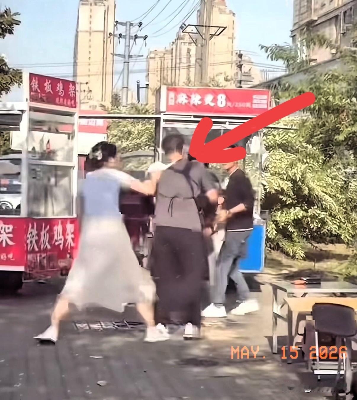 一个女人能当众脱下内裤套在别人头上你见过吗？
日常发生口角纠纷，争吵、拉扯都是情