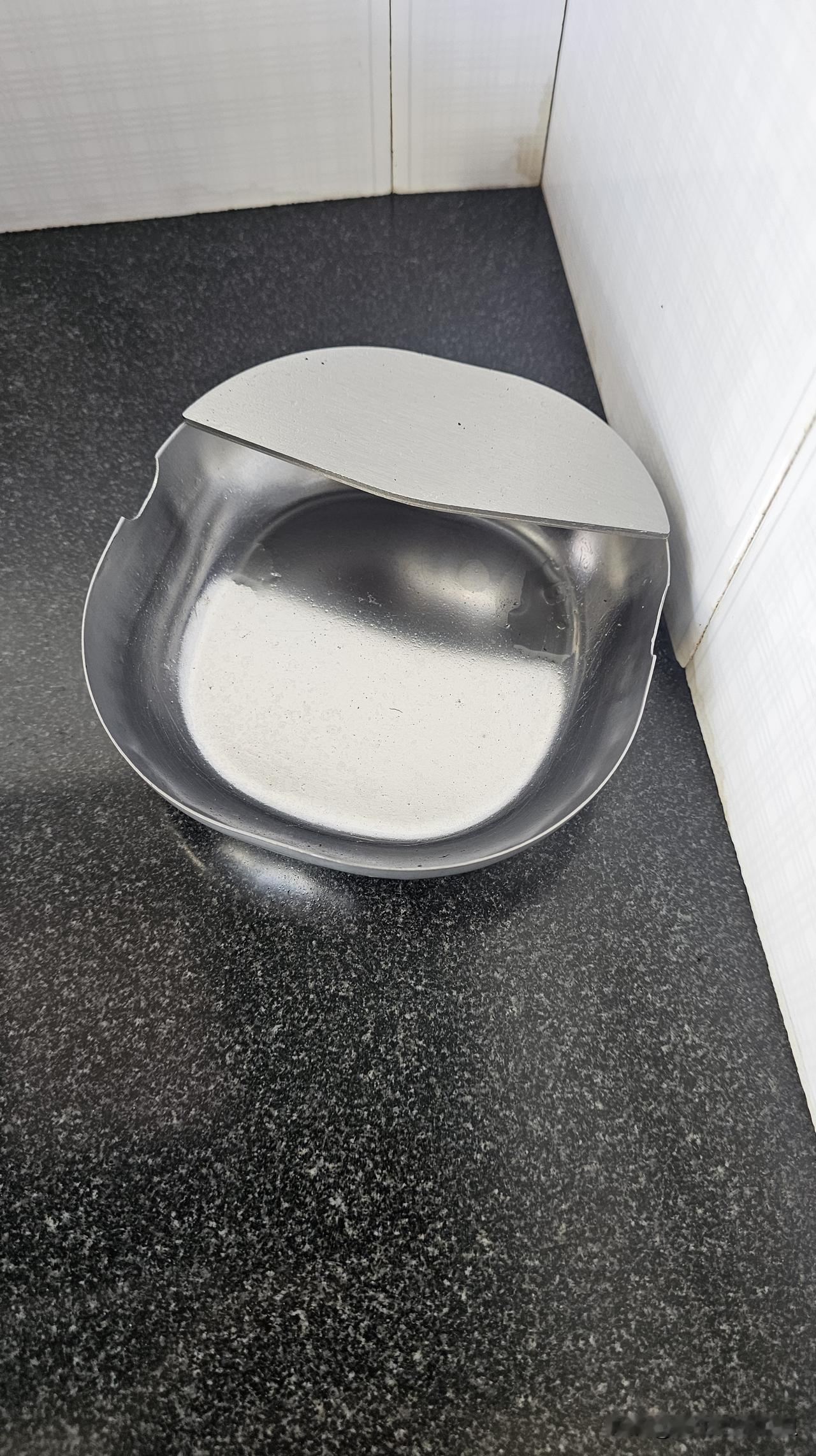 最近我发现了一个奇怪的现象，我的好几家客户，煤气灶旁边都添加了这个东西。 

这