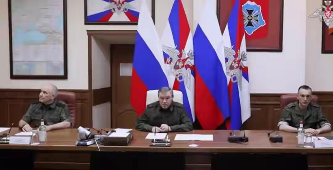 当泽连斯基两手空空、满脸疲惫地离开白宫时，很多人还以为乌克兰的“坚持”终于迎来了