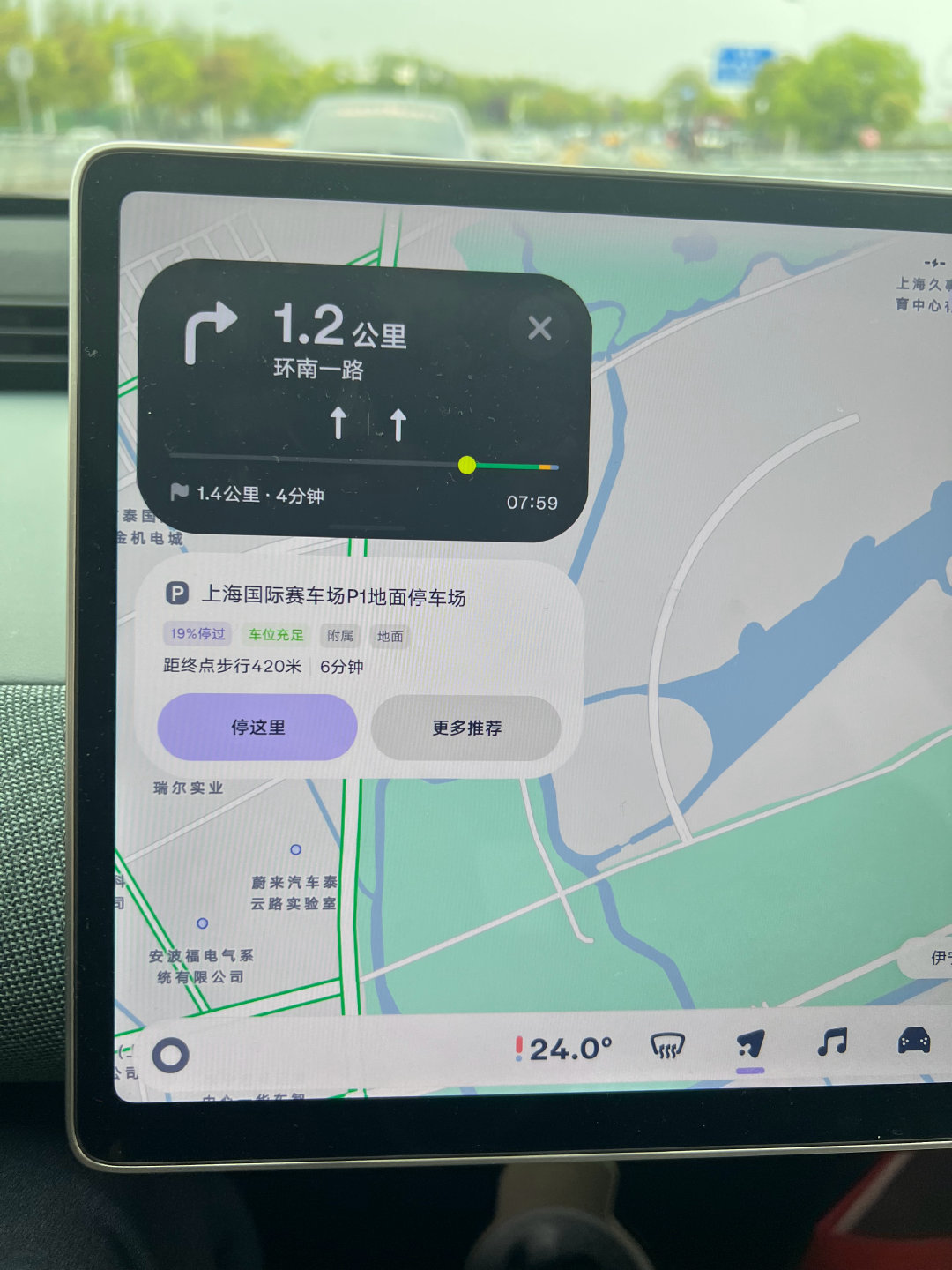 萤火虫做车机的这群人是真的在开车。以前每到终点1.5公里时就会无差别弹出一个“给