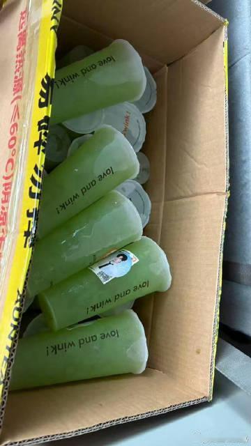 余宇涵送粉丝奶茶和口红余宇涵把人家店都点空了隔着屏幕狠狠羡慕现场鱼丝，没想到艺人