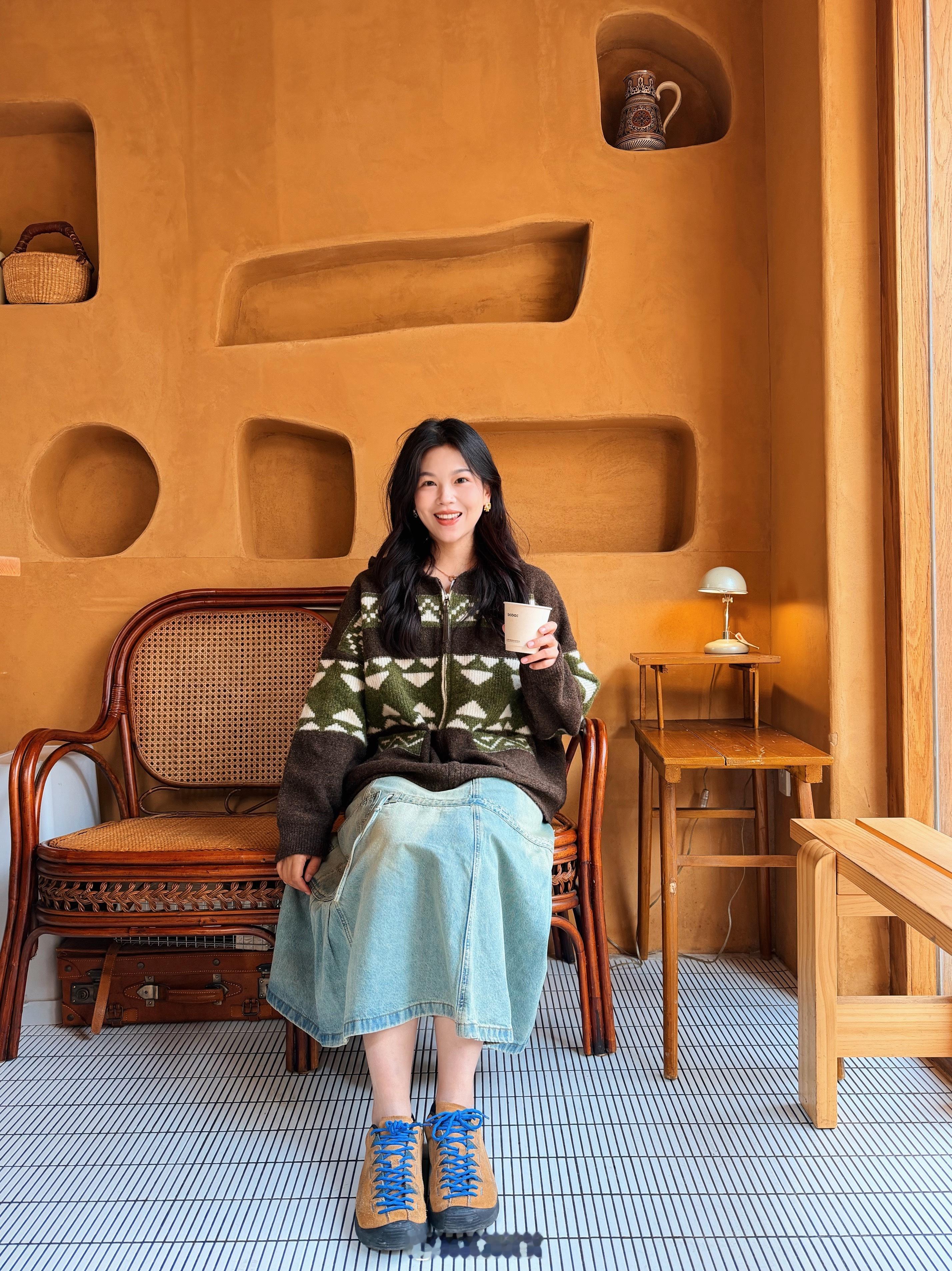 日子好像都长得差不多但每天的阳光角度、咖啡拉花、吃到的美食还有路过漂亮橱窗时的心