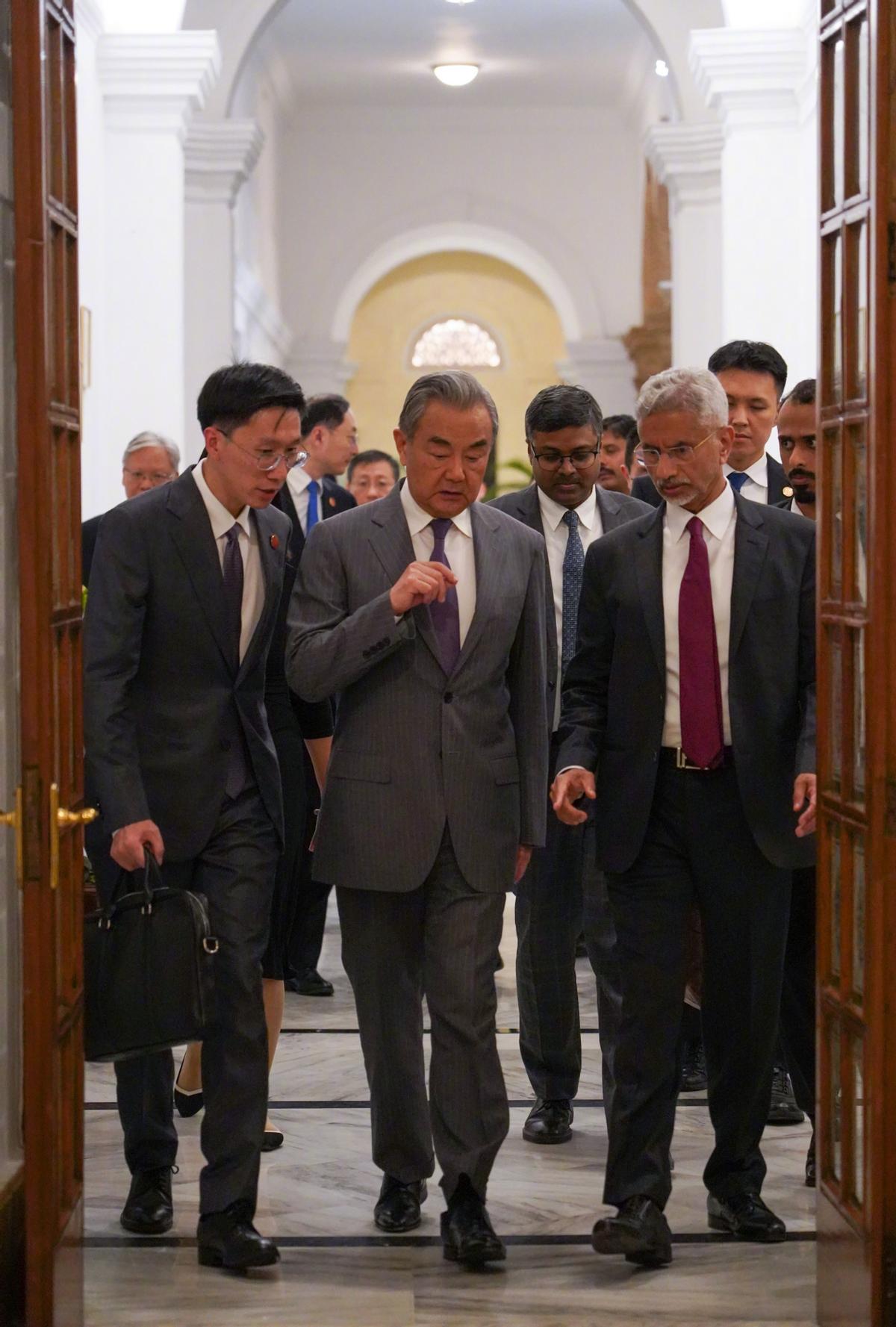 王毅外长会晤印度外长苏杰生，气氛看起来不错，印度网民却因一张照片破防。

其实这