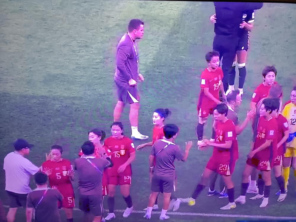 中国女足被自己人捅了一刀！澳洲主帅米利西奇，眼睁睁把姑娘们送回了家。
 
刚拼完