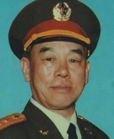 1951年朝鲜战场，志愿军唐满洋已经饿了三天，他趁夜晚摸进了美军阵地，结果上面一