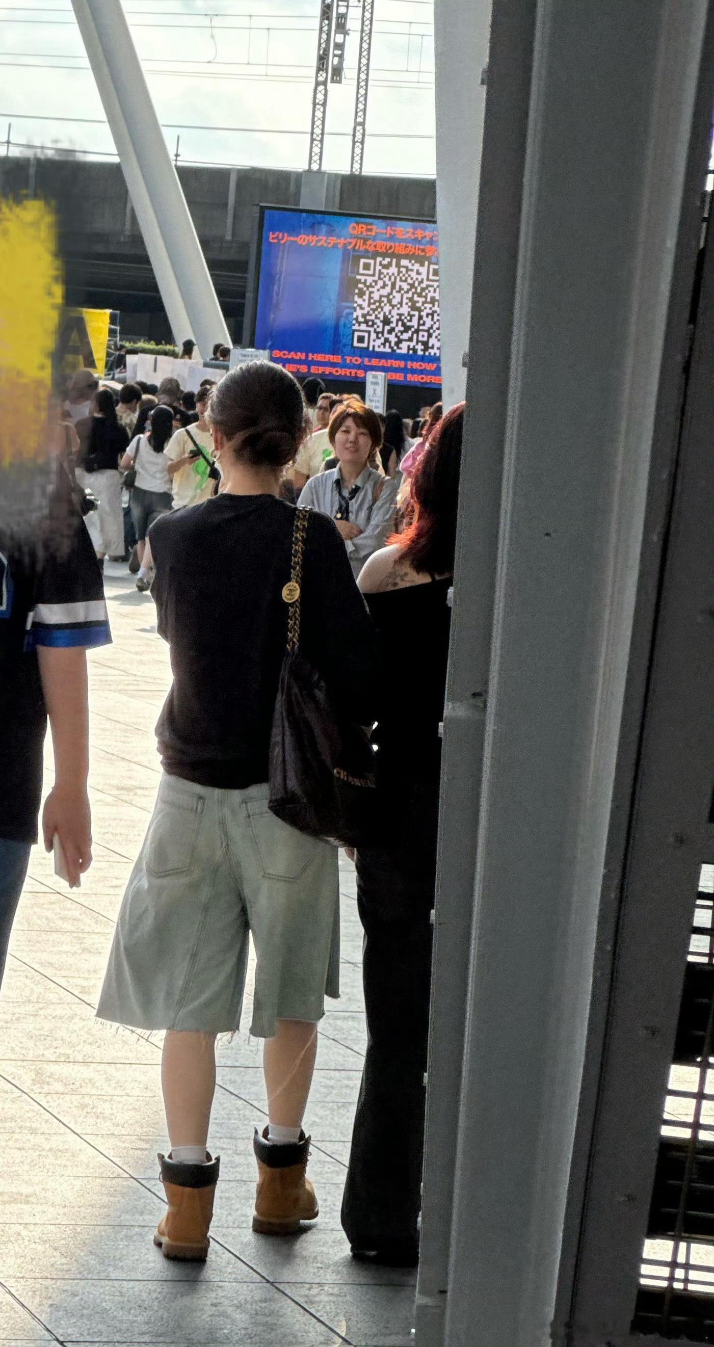 单依纯[超话]  单依纯在东京看碧梨Billie Eilish演唱会惹 ​​​