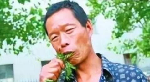 一重庆男子吃草上瘾，34年吃了40吨草，闻到肉味就想吐，每天就靠吃草充饥，身体非