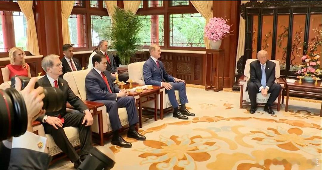 在京期间，一直没给T手机唯一社媒贴，是“行政助理”草拟、领导批准发的拿到手机，才