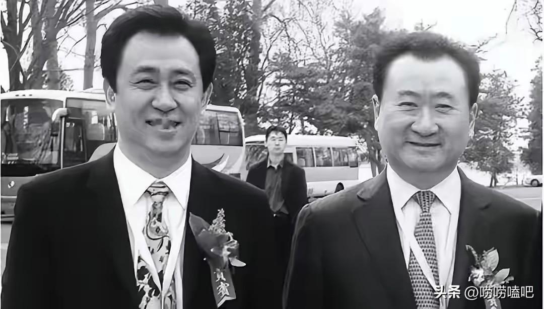 同样是欠几千亿，为什么许家印蹲了监狱，王健林还能在贵州喝茶？差别就两个字：套现。