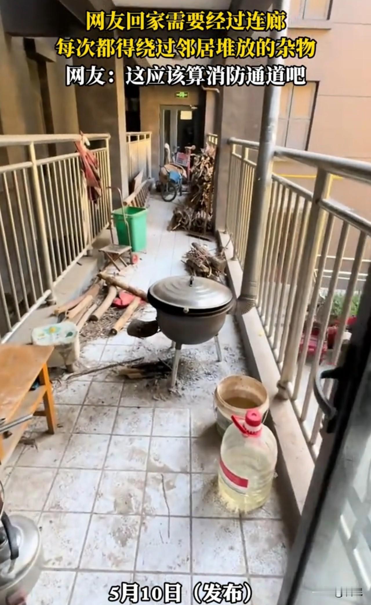 物业收钱的时候比谁都积极，真遇上业主有事儿、公共区域被霸占，反倒玩隐身。
 
有