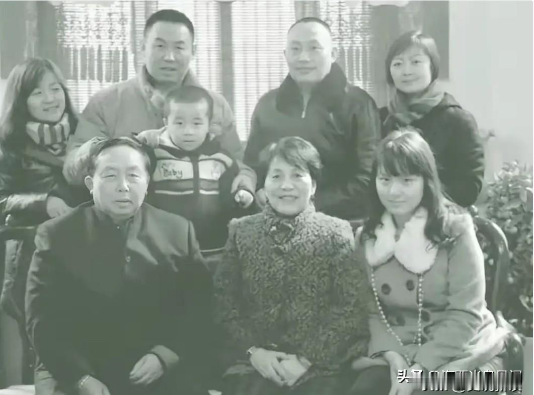 2003年，时年60岁的何其宗携夫人王忠芳与子女及孙辈的一家全家福合影。何其宗曾