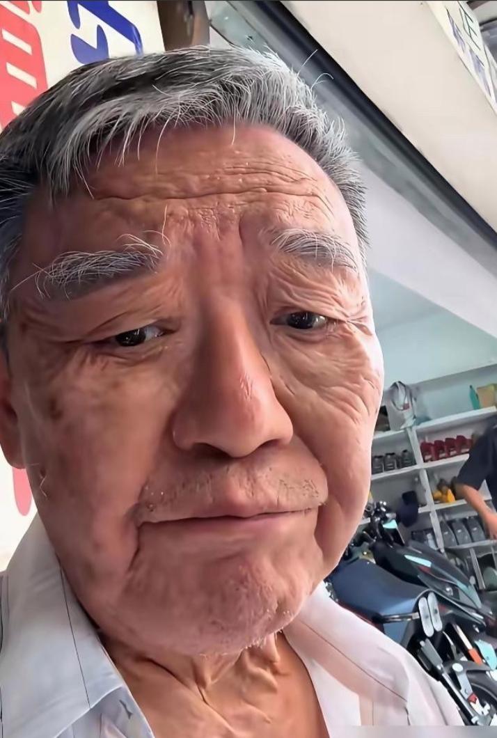 73 岁李立群喝多了，直播间直叹气。

可让人听着心里一沉的，未必只是三个孩子都