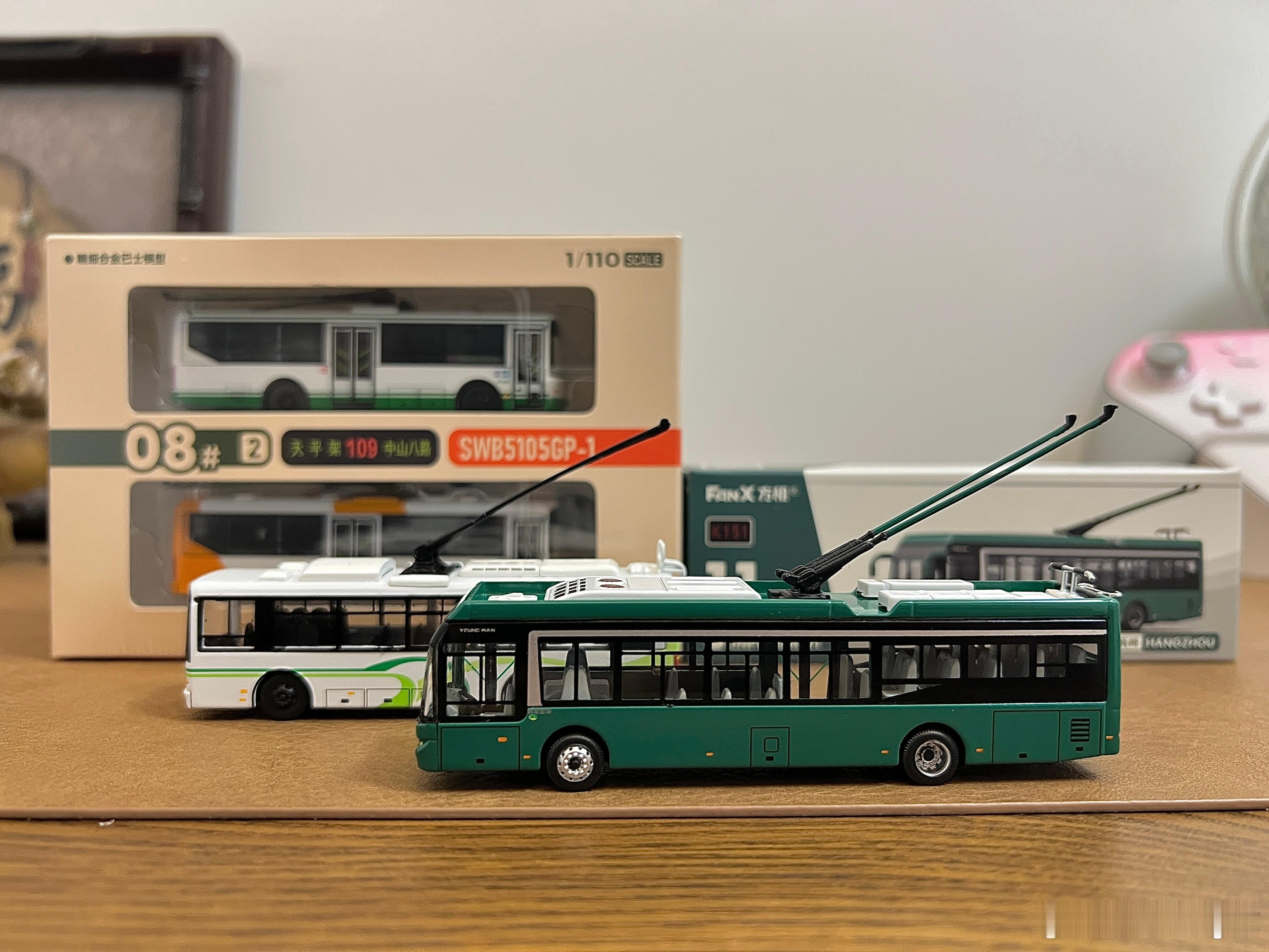 在杭城邮政绿「電尼」到货之际为 系列1:110无轨电车来张合照 