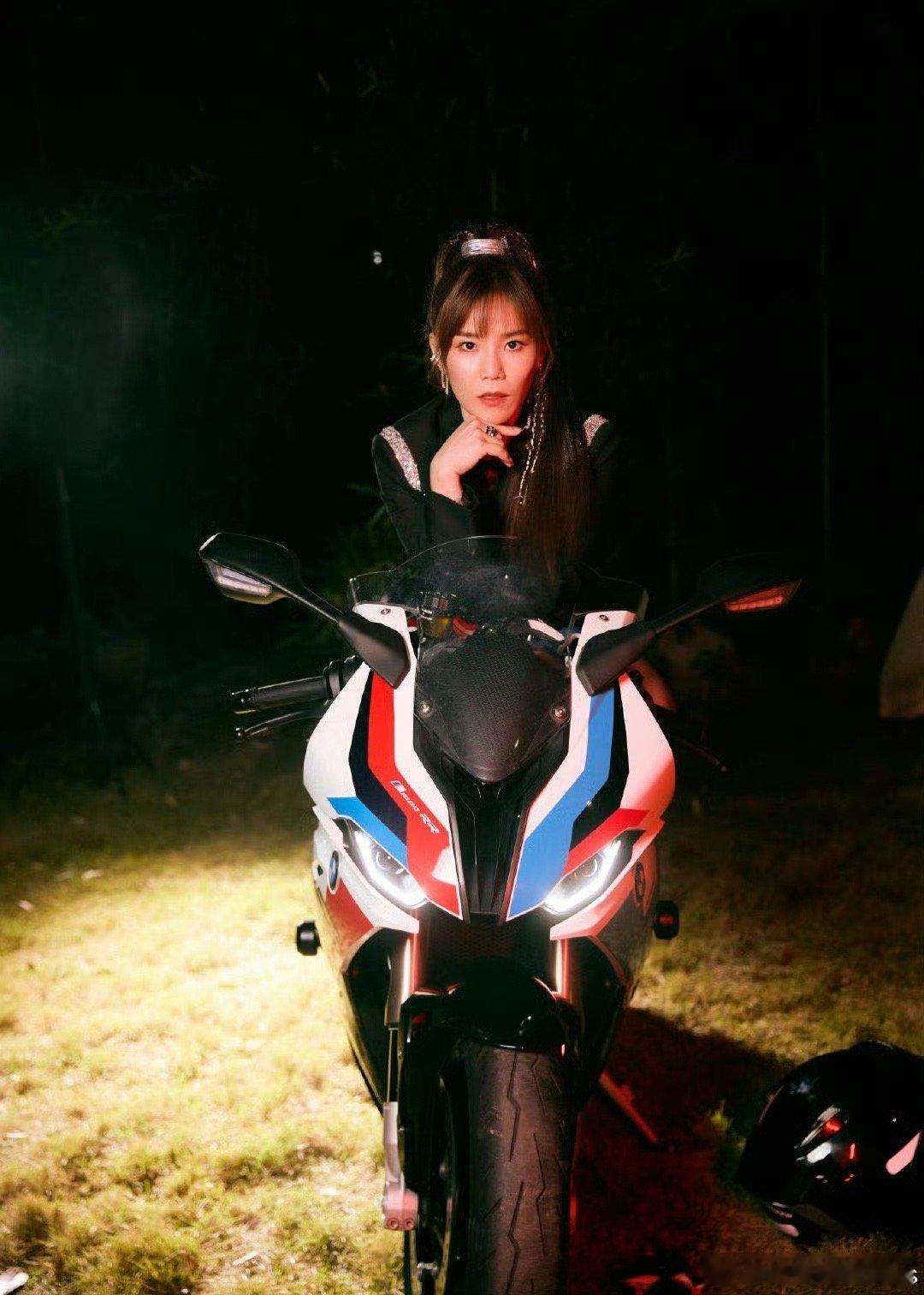 内娱对李佳薇的开发程度不足一半 李佳薇用《Badboy》舞台告诉所有人：她的实力