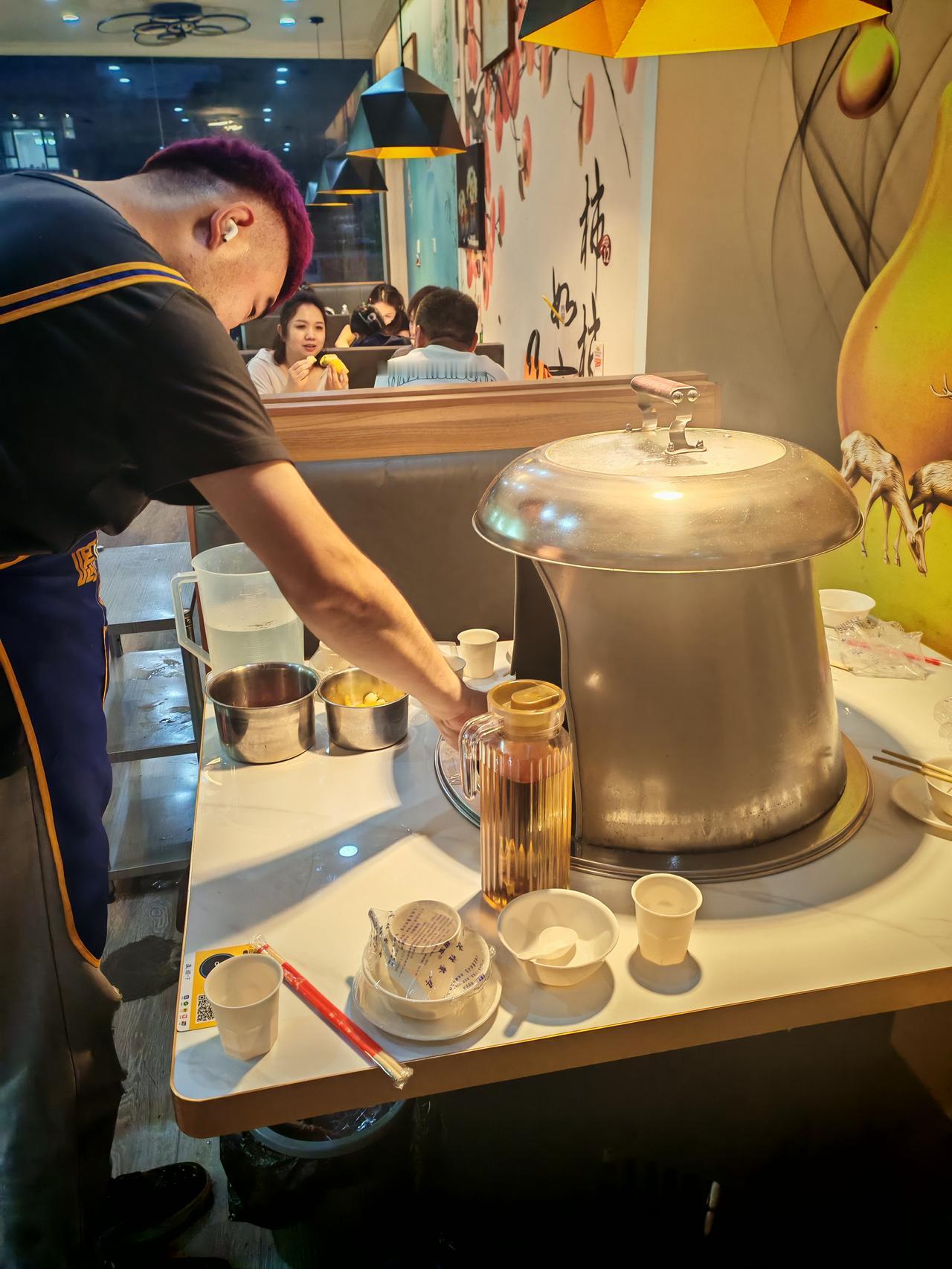 为什么美食一条街生意不那么火了？为什么有些饭店关门大吉？这家饭店还座无虚席？
刹
