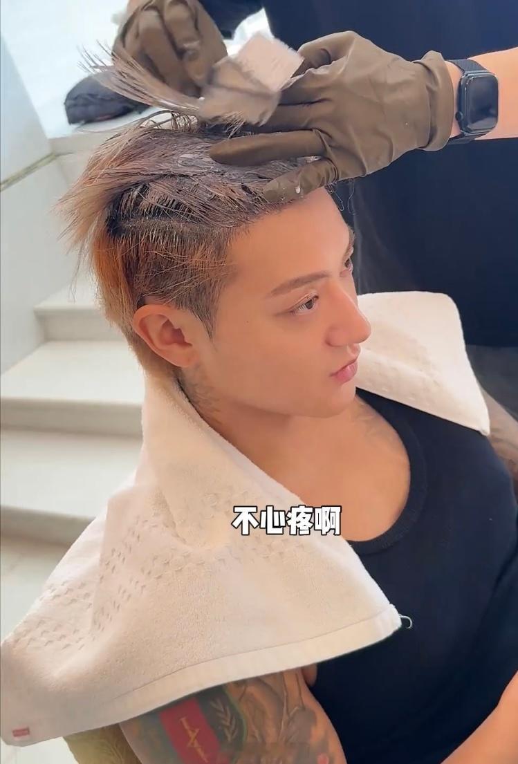黄子韬[超话]黄子韬buv全球品牌代言人 黄子韬一打扮，内娱天亮了哈[舔屏] ​