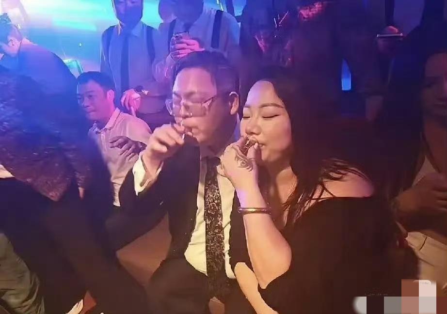 向太小儿子向佑恋情曝光，有网友晒出向佑和女友在夜店喝酒的照片，很多人围着两人坐着