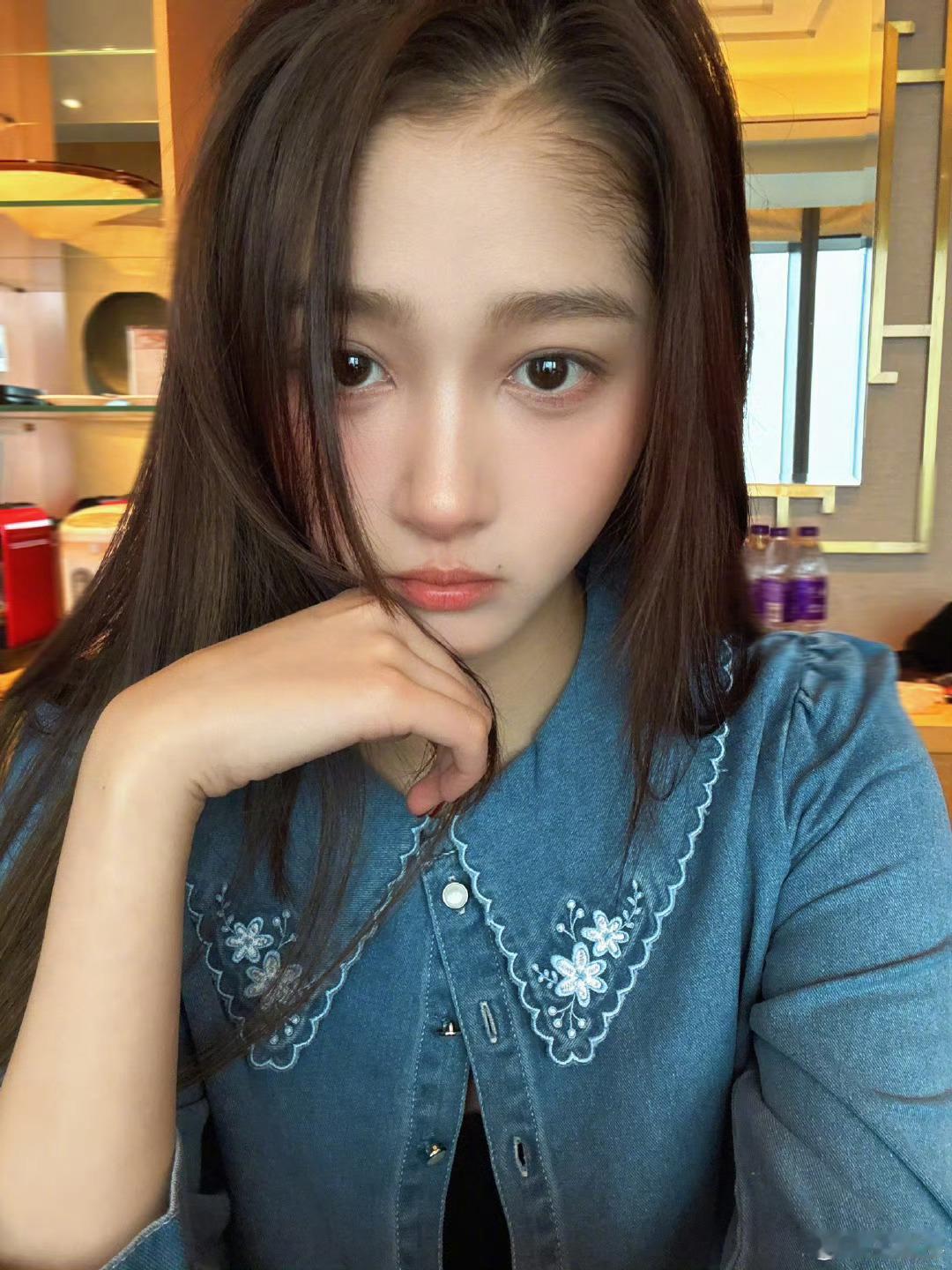 关晓彤替庄筱婷发个自拍   关晓彤晒自拍配文替庄筱婷发个自拍～怼脸真的好美，邻家