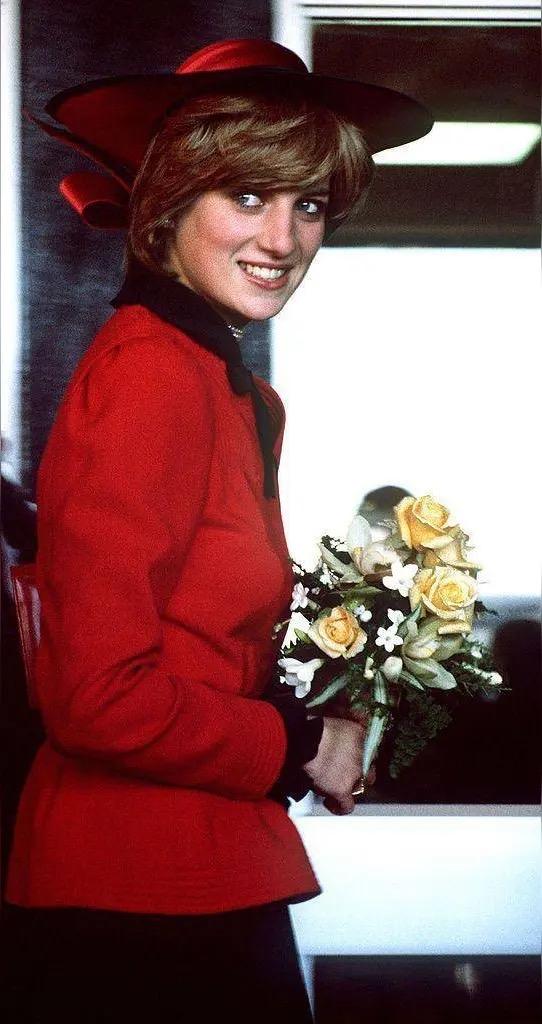 当地时间王室成员都一同出席了一年一度的复活节活动，看到了每一位成员的风采但还是喜