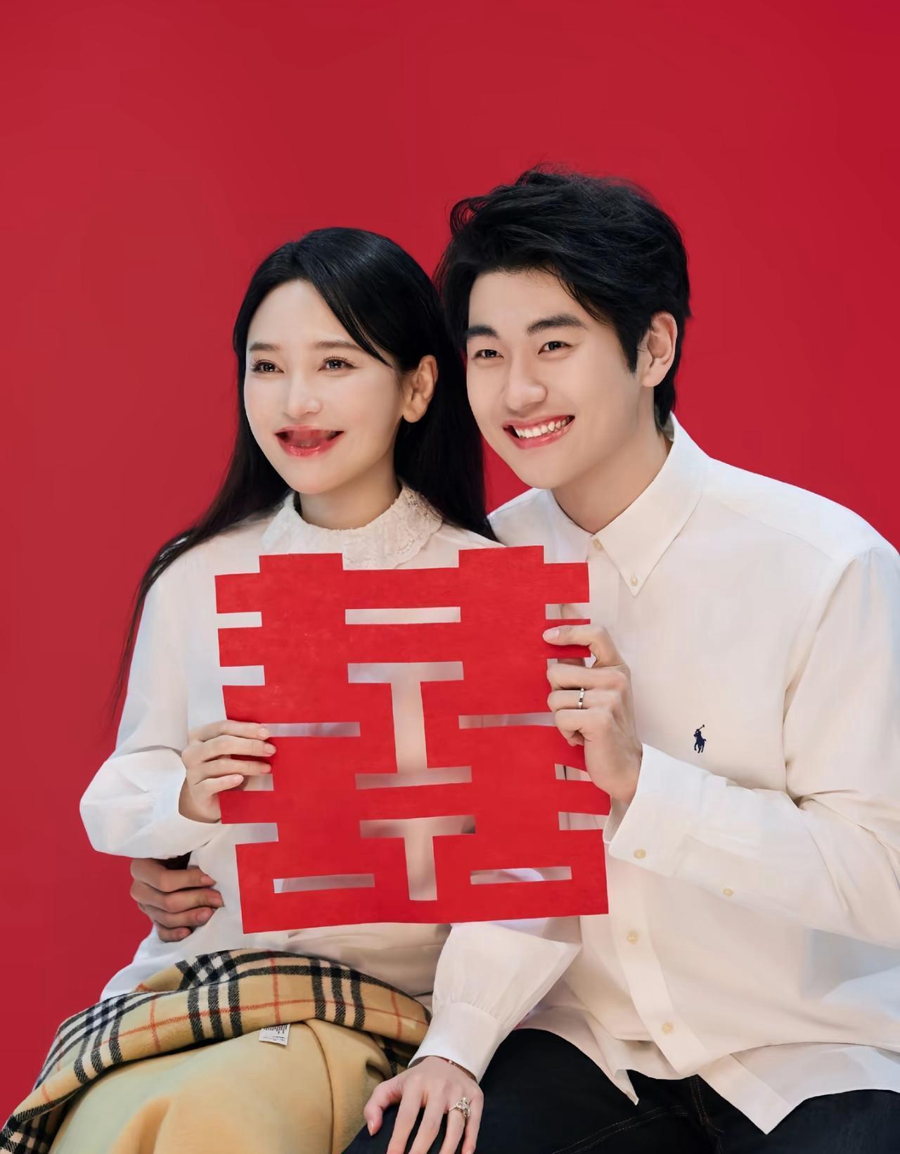 金莎和孙丞潇领证了！
这对相差19岁的姐弟恋，终于有了个美满的结局，有人说如果是