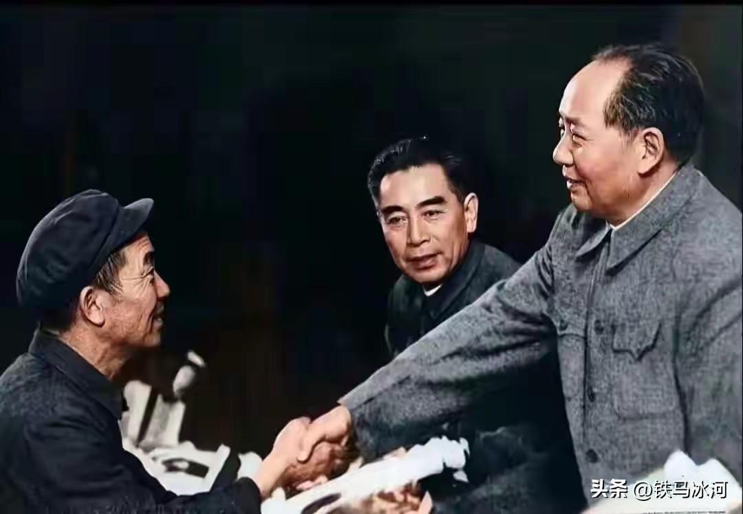 🍁一双长满老茧的手，常年洗不掉的油污已经侵入了皮肉，而与他紧紧握在一起，那双温