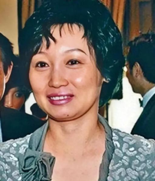 别小看施幼珍！！！


不吵不闹，
不离婚也不妥协。
施幼珍用三十年时间证明，