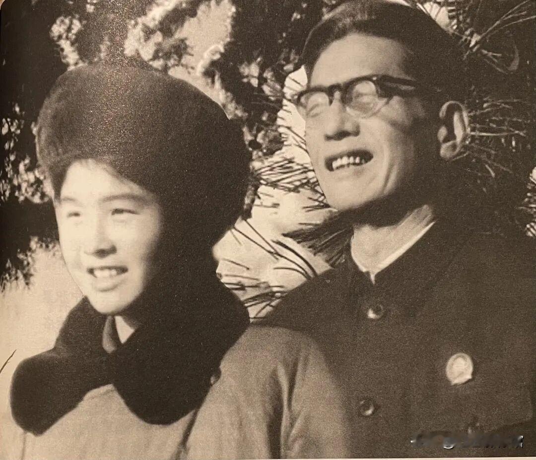 1960年代，乔冠华与女儿乔松都的合照