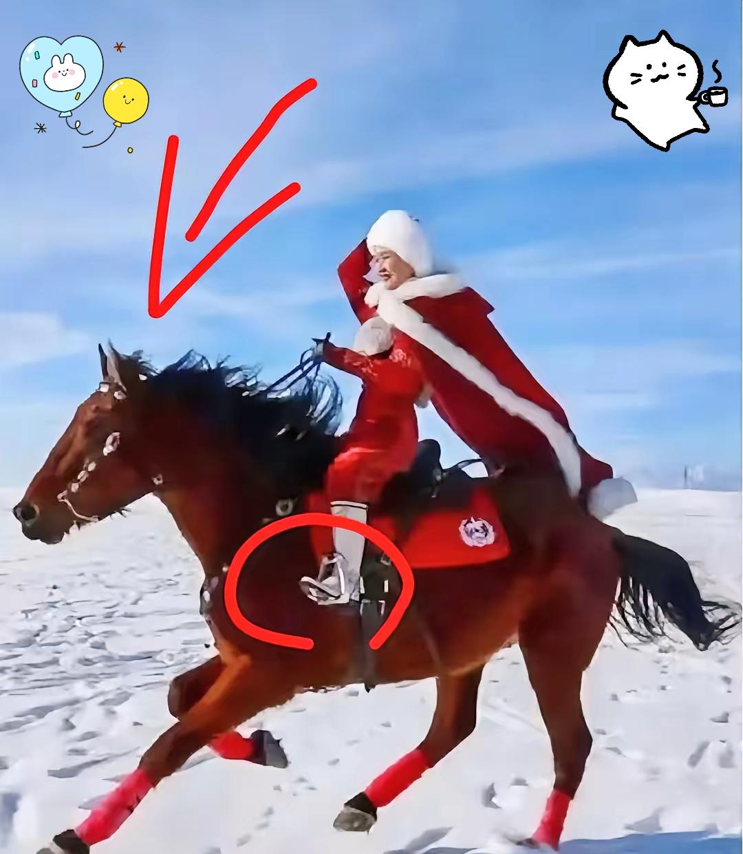 细节最诚实，根本藏不住！
瞧这张抓拍她平时上马的习惯，
竟把马镫往内侧踩得过分深