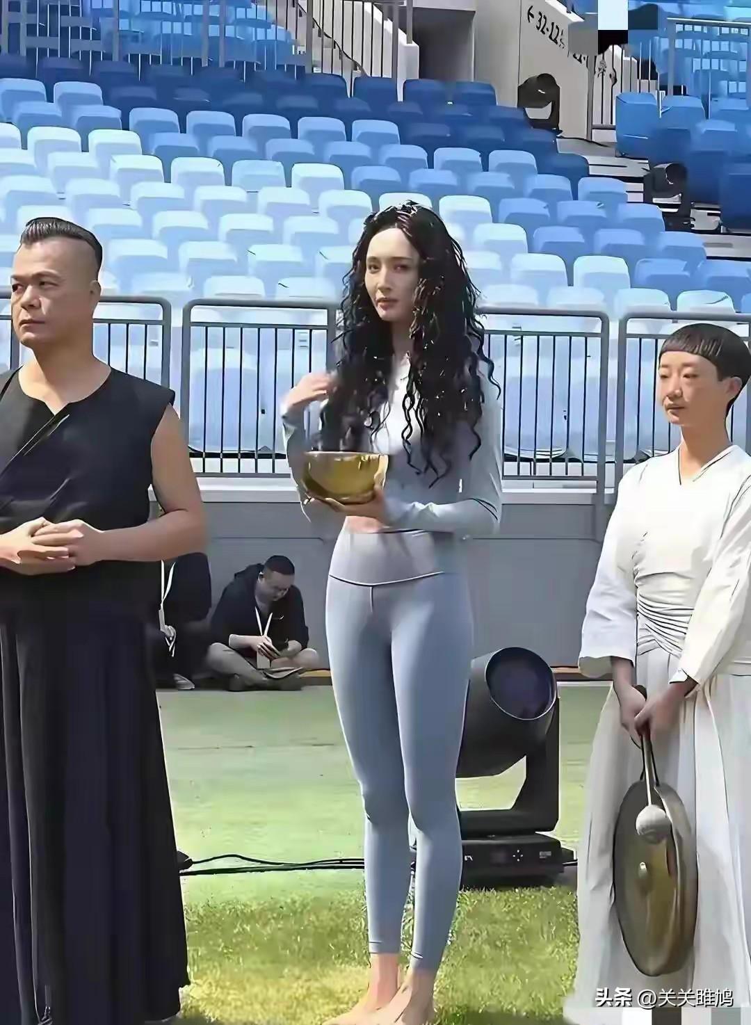 大家看看，这是哪个明星，一头波浪卷 ，捧个碗，光着脚，身穿瑜伽紧身裤，这是在干啥