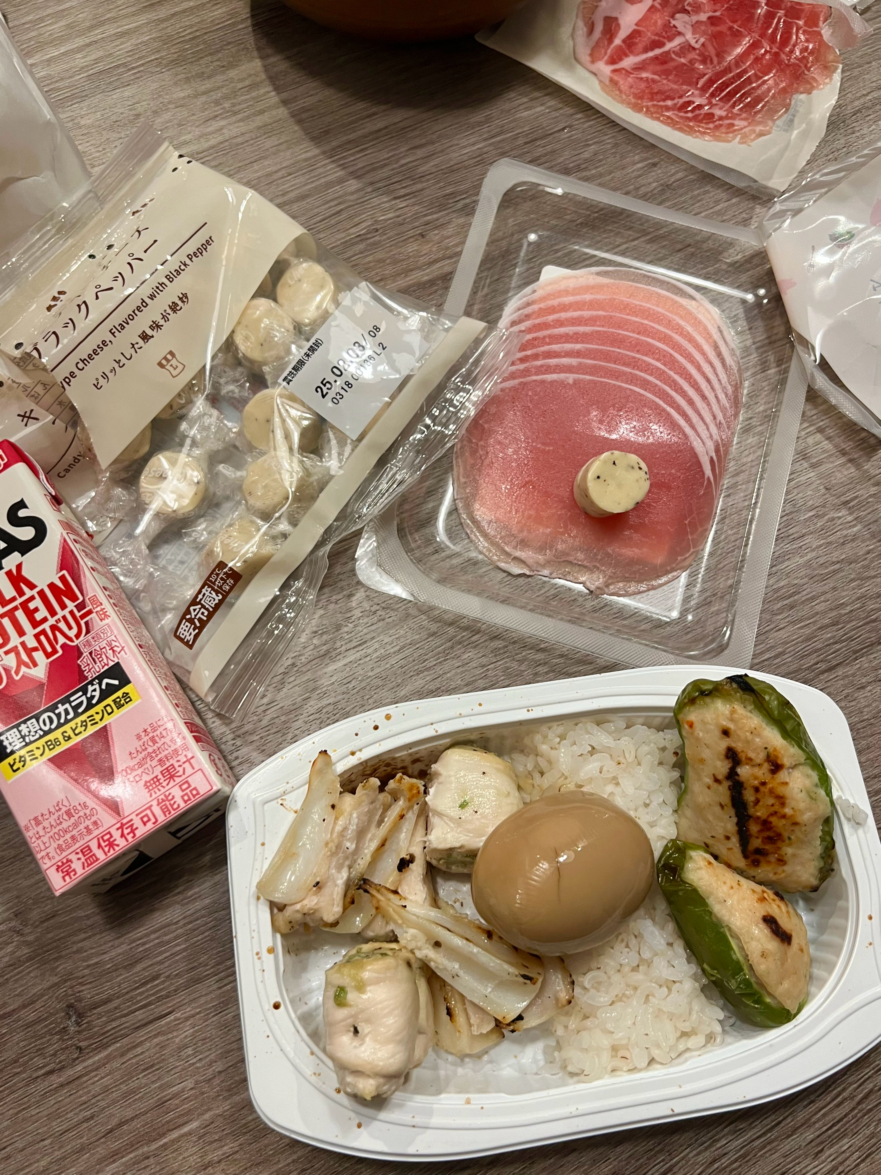 重庆的711产品种类能不能和日本的一样😢此时此刻我真的超级想喝左边那个草莓味的