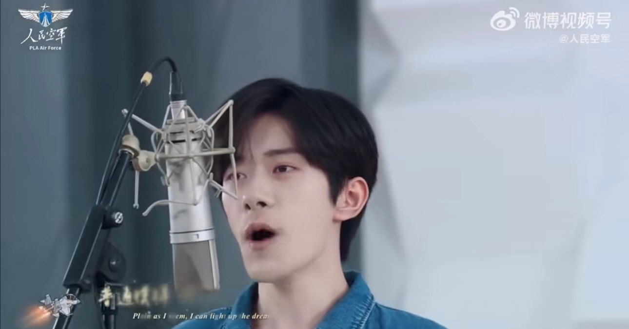易烊千玺好青春的空军招飞曲易烊千玺献唱《飞行少年团》，曲风清新充满少年感。不是厚