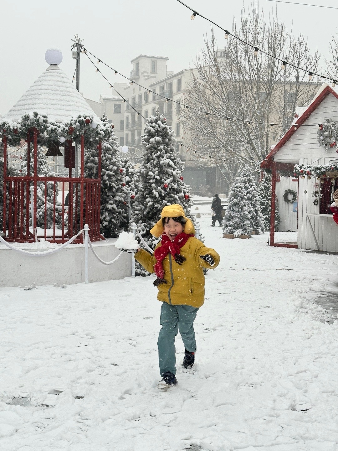 在阿那亚盼来了2025年的第一场大雪❄️可以堆雪人、打雪仗、在雪里打滚儿的那种⛄