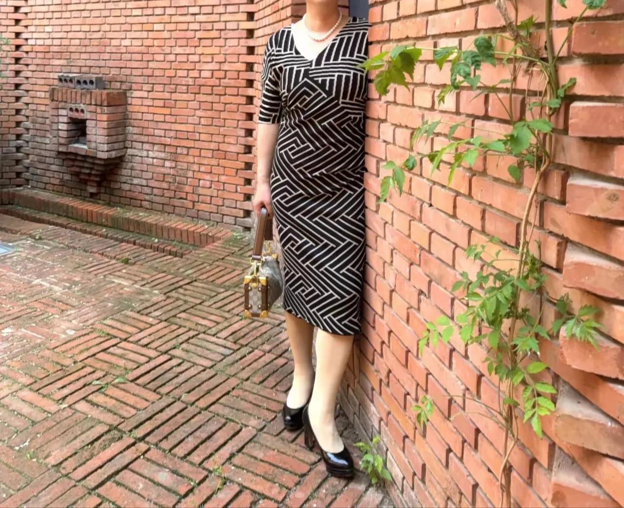 每天走到这面红墙边，就爱靠在上面休息一下，暖暖的阳光照在墙上，也是暖暖的身体贴在