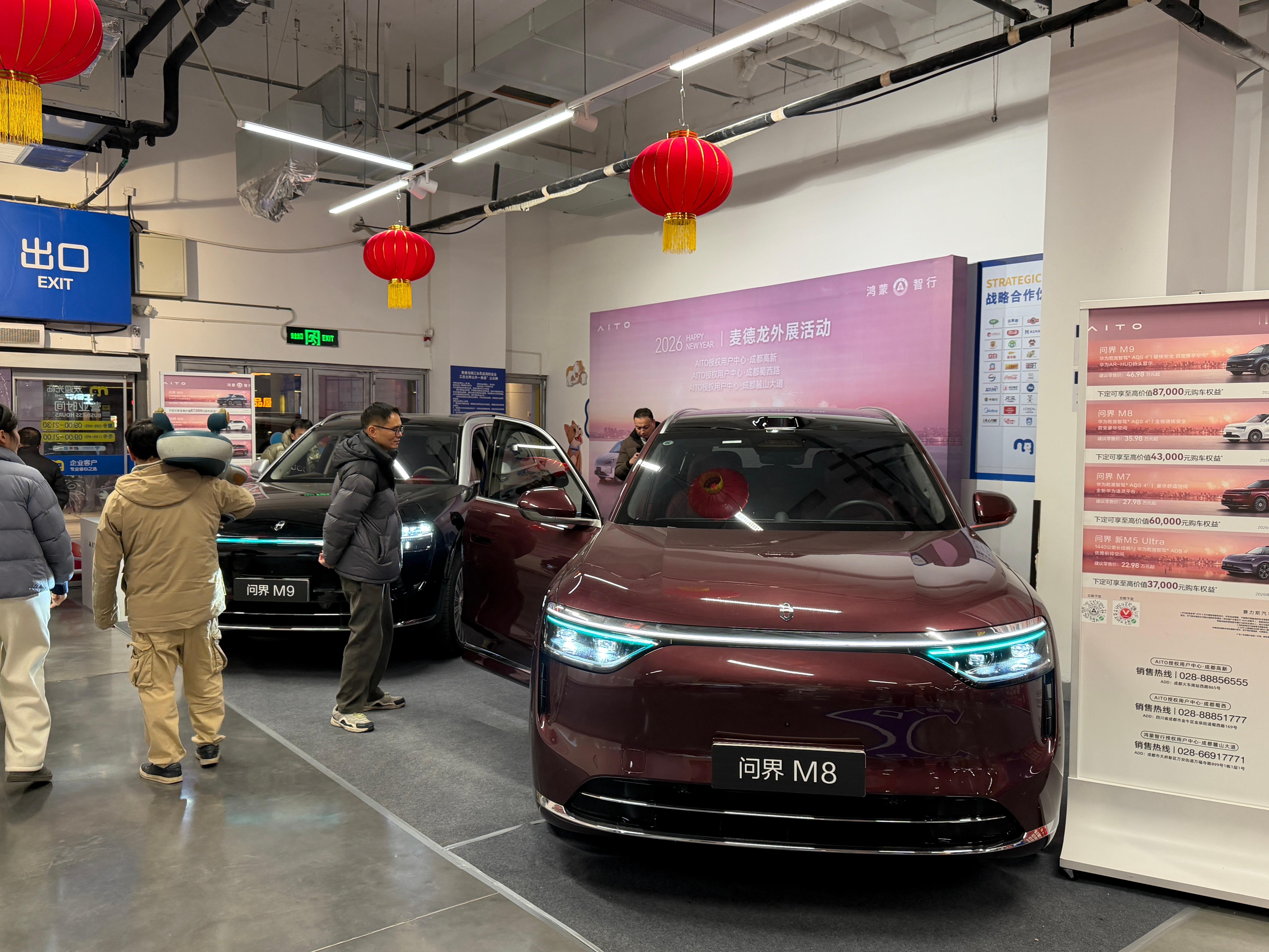 问界M8、M9直接摆到麦德龙商场出入口来了！过年采购年货的人很多，人流量杠杠的！