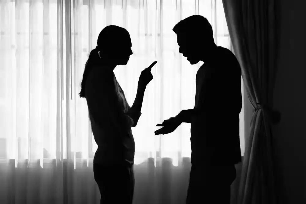 张莉加班到九点，冷风吹得人发抖，给丈夫王强打了三个电话都没人接。等她冻得鼻尖发红