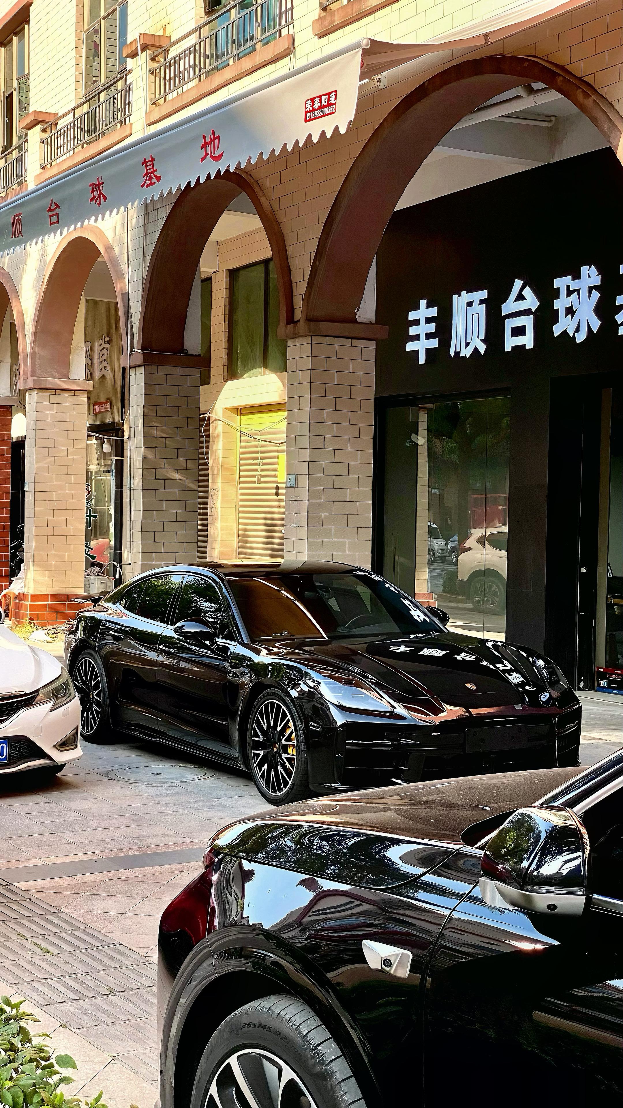 当你还在小县城里诋毁他的时候 他已经悄悄换上最新款帕拉梅拉了。