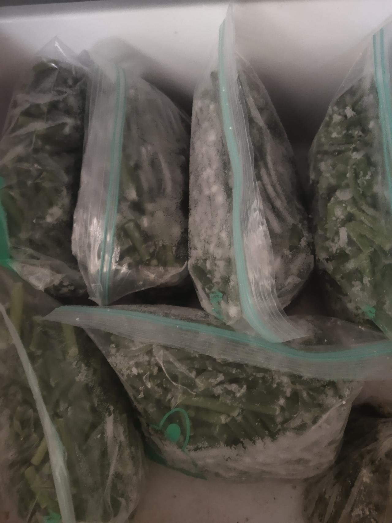 上次回老家，带回来好多蒜苔，是嫂子和邻居们给的，我和老公吃了好长时间才吃完。这次