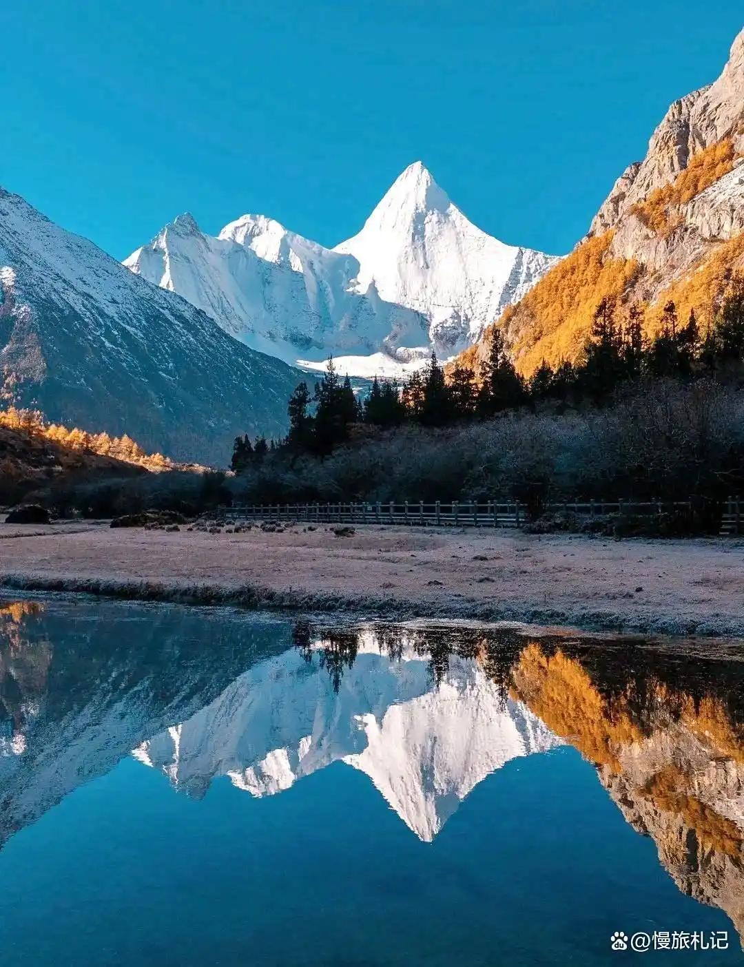 春水煎茶，山影入盏
 
取一瓢春水
煮人间烟火
浮沉之间
浮躁慢慢落定
 
远山