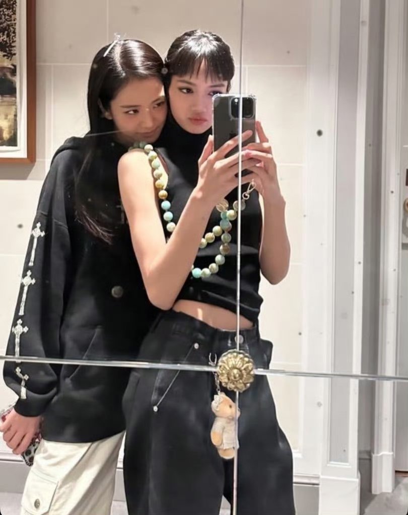 朴彩英Lisa晒合照为金智秀庆生 Lisa为金智秀庆生晒的合照，两个人关系真好啊