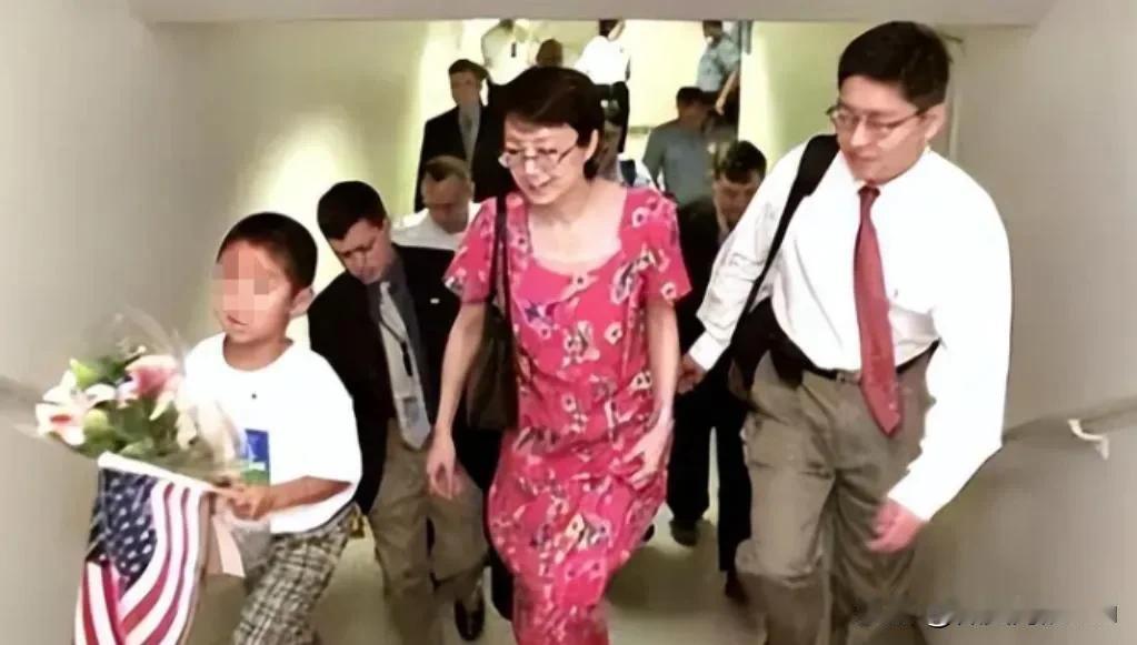 照片中的女子叫高瞻，是个三栖间谍，结果弄得身败名裂。在美国被监视居住，定期向司法