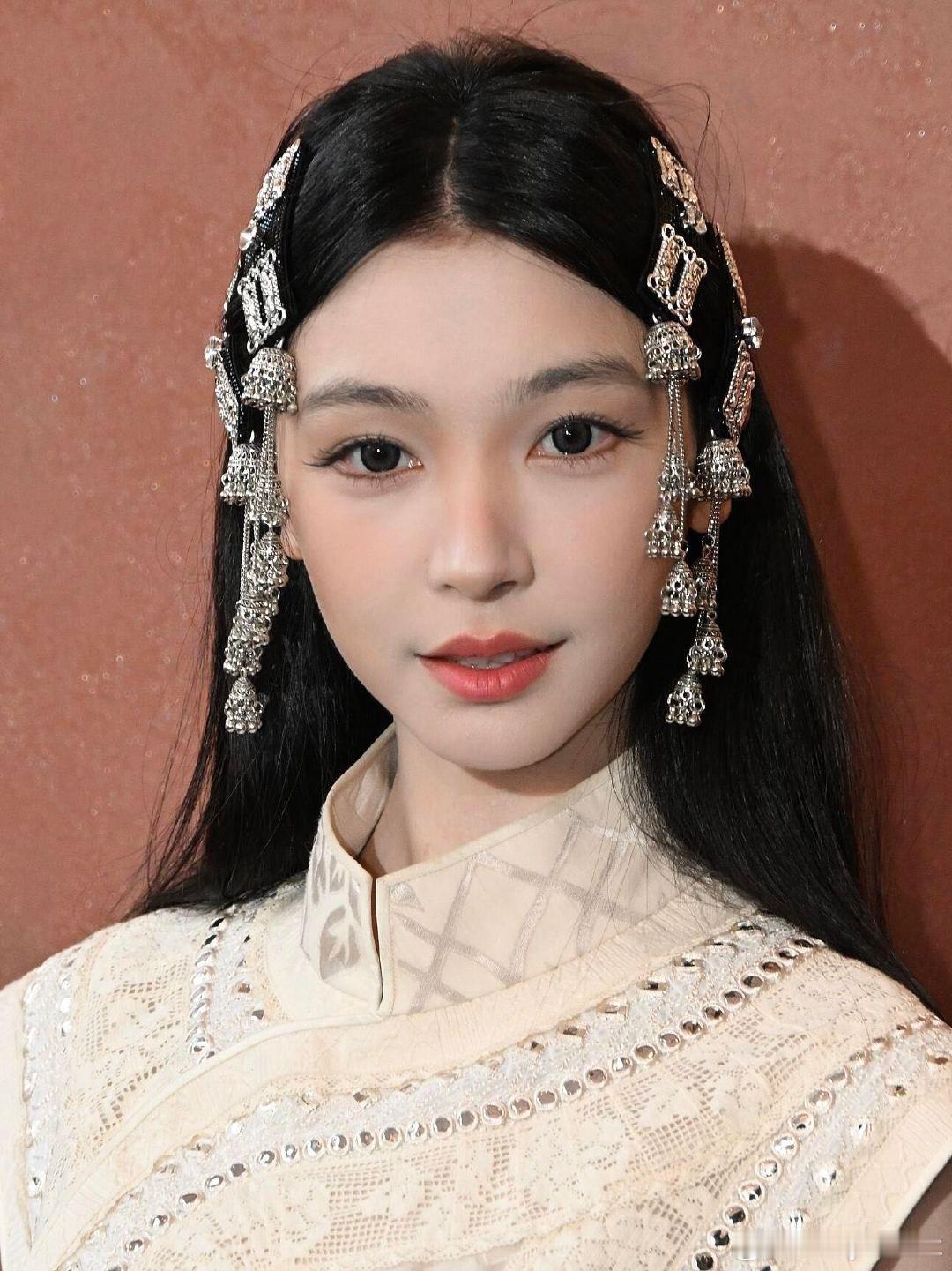 #易梦玲穿新中式走红毯#我的天易梦玲好特别的造型，好美会穿啊！#易梦玲新中式穿搭