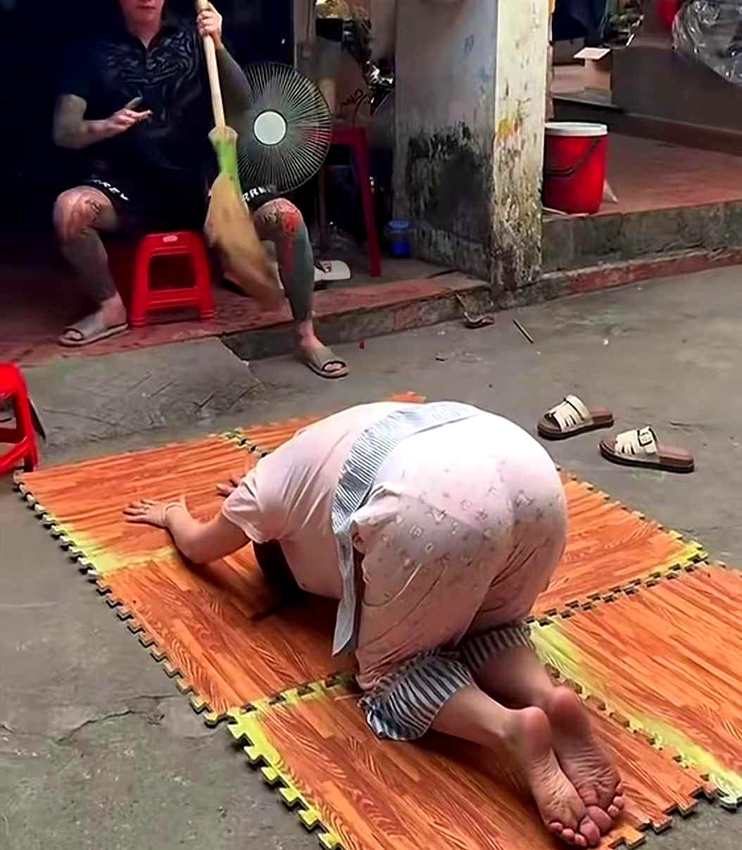 阿姐这波操作，真有点让人哭笑不得。
看着特别虔诚，结果地方好像拜错了，难怪网友都