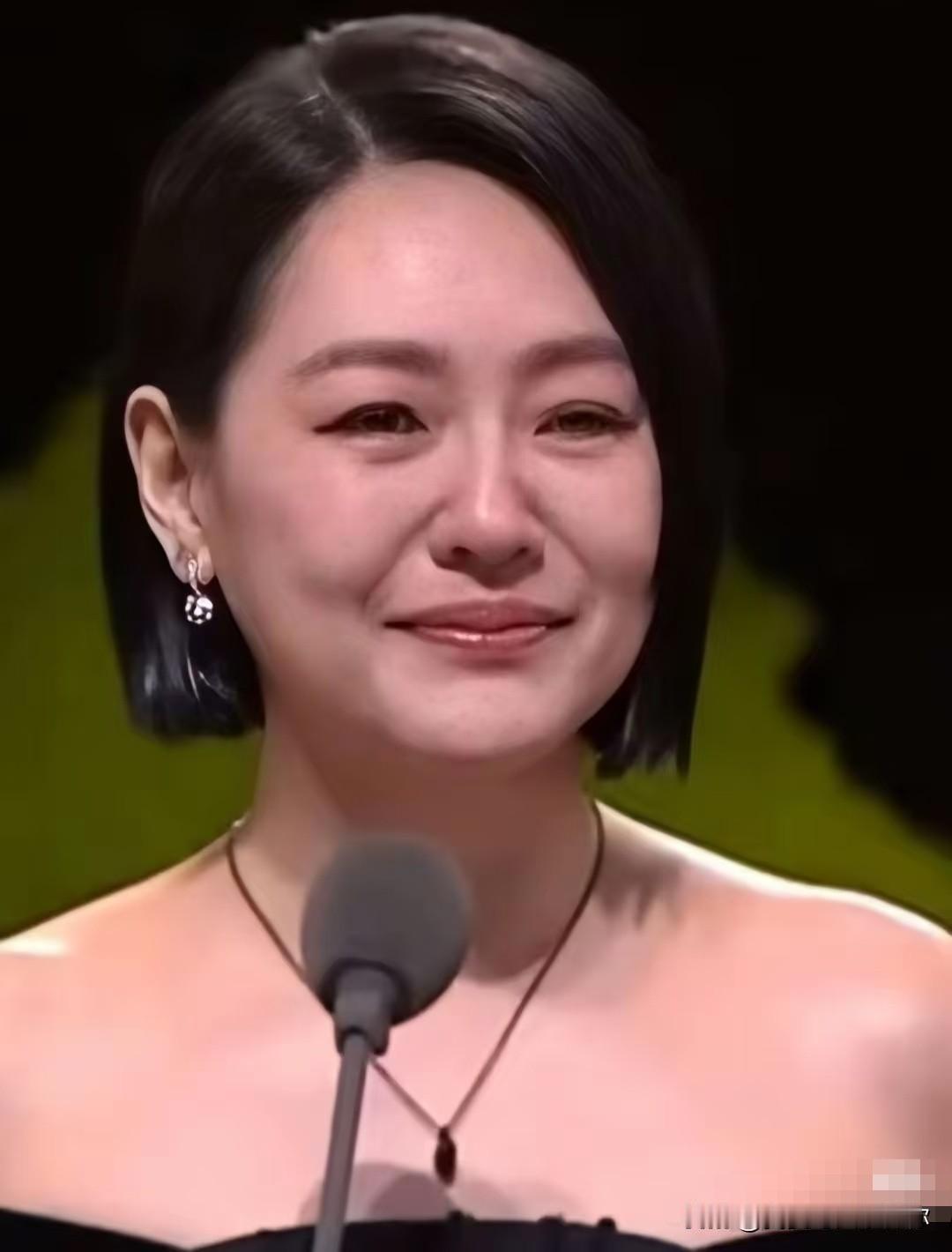 真是心酸啊！

小S刚拿金钟奖，人设就垮了。

不是因为奖项不够重，而是她在台上