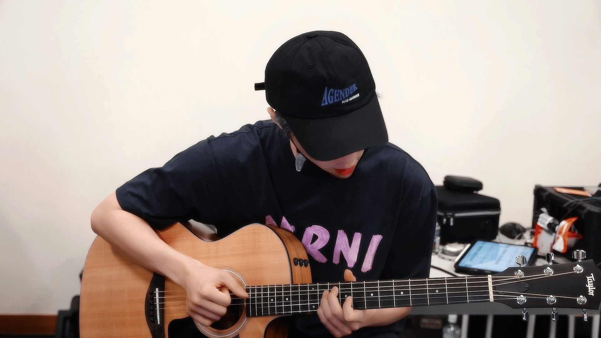 #张艺兴撤回一个关灯动作#所有舞台能不能都像张艺兴一样卷起来，当张艺兴的粉丝也太