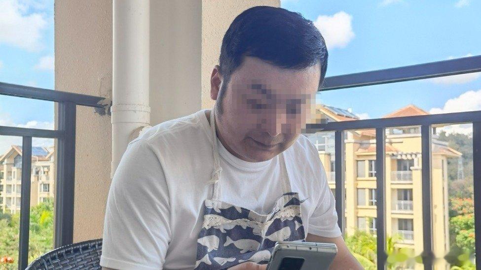 凤凰新闻【宾馆里的刑讯逼供：1名“指居”者死亡，11名办案人员被判刑】在遭受多次